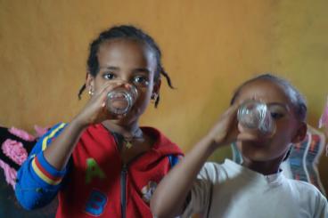 Ethiopian_Girls drinking filtered water