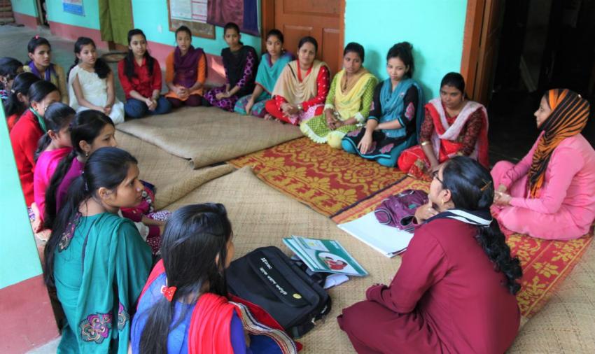 Jeunes filles écoutant une histoire en Inde