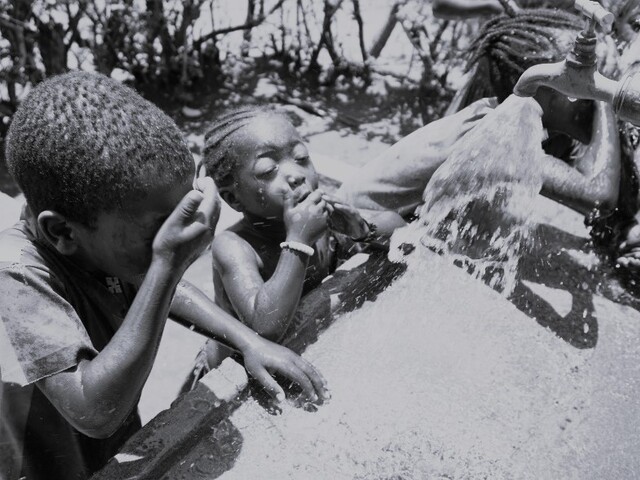 Children in South Ari drinking water 