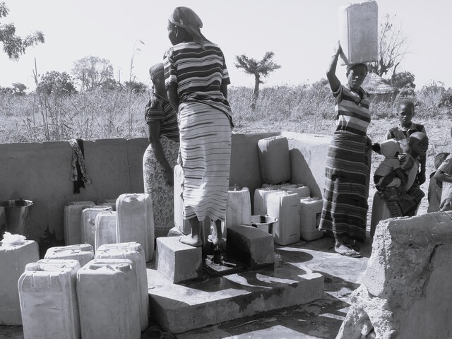 Women at the water pump in Niger