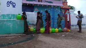Femmes puisant de l’eau en Inde