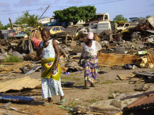 Des collectrices d'objets plastiques a recycler a Cotonou