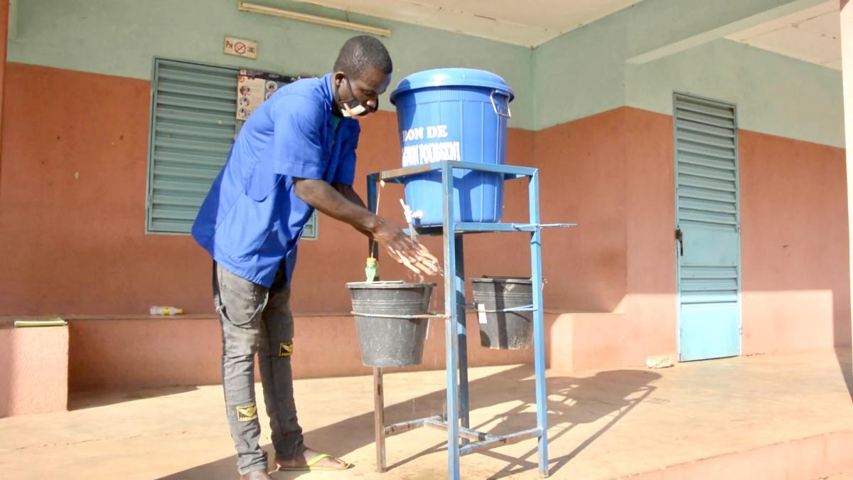 TINGRELA Health care worker washes hands