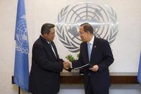 UN Secretary-General Ban Ki-moon (right) receives HLP report from co-Chair President Susilo Bambang Yudhoyono of Indonesia. UN Photo/Mark Garten