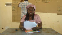 Madame Kindo, membre du CCEA de Gorgadji, lisant le rapport diagnosti