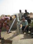 Une équipe de IRC et l'équipe &quot;Eau Sahel&quot; d’Eau Vive visitent une pompe à eau dans le village de Lamana, Burkina Faso.